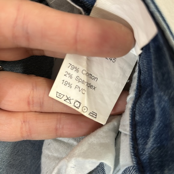 ✨2/$30✨Distressed Jeans - Picture 3 of 5